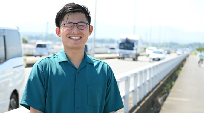 黒い愛犬を撫でる男性